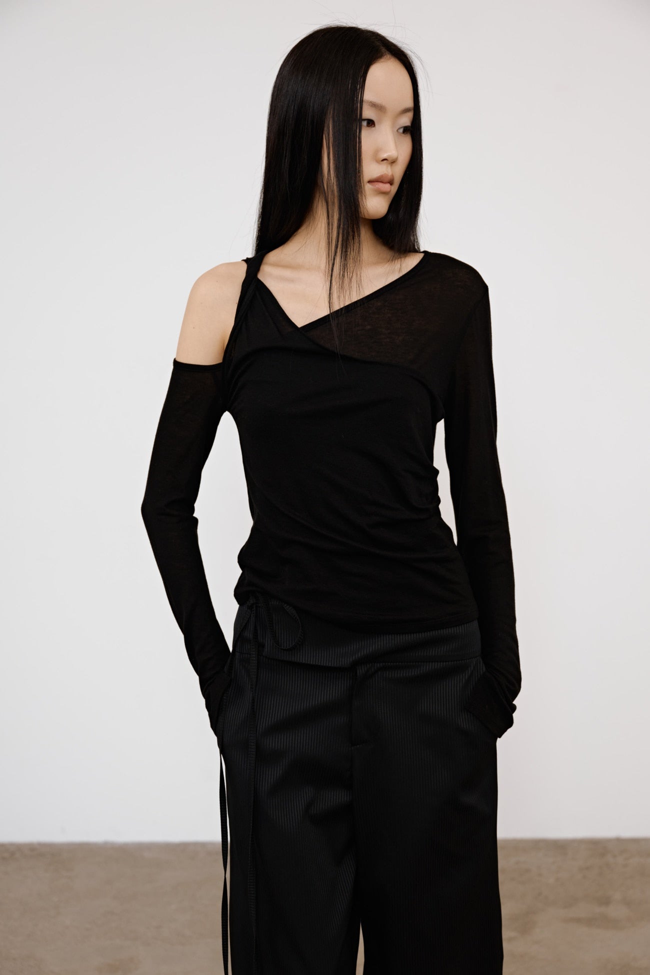 Deinet - One Shoulder Draped Asymmetric Top (Black) product image 7 | TRAB K-Fashion Australia