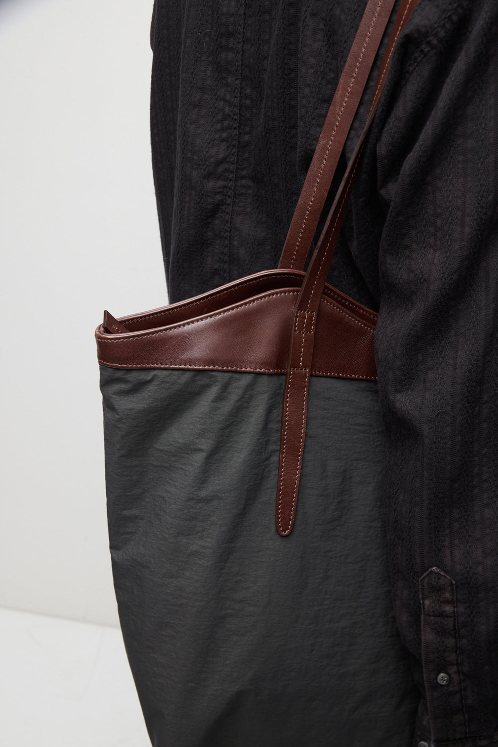 Hatchingroom - Arrow Tote Pig (Dyed Charcoal) product image 11 | TRAB K-Fashion Australia