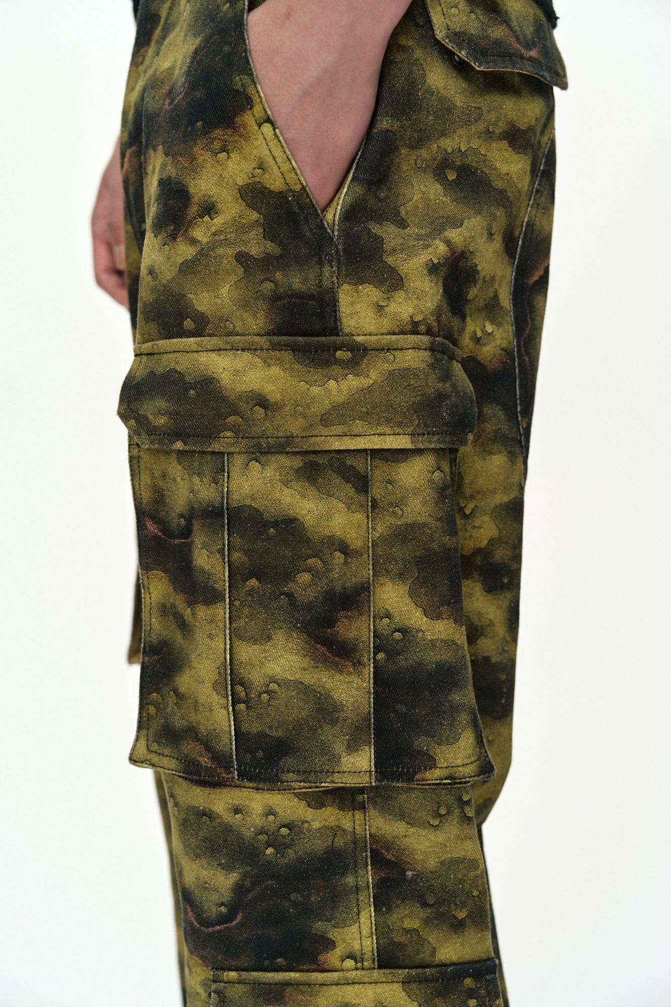 Andersson Bell - Unisex Burnout Camouflage-Printed Cargo Jeans (Green) product image 6 | TRAB K-Fashion Australia