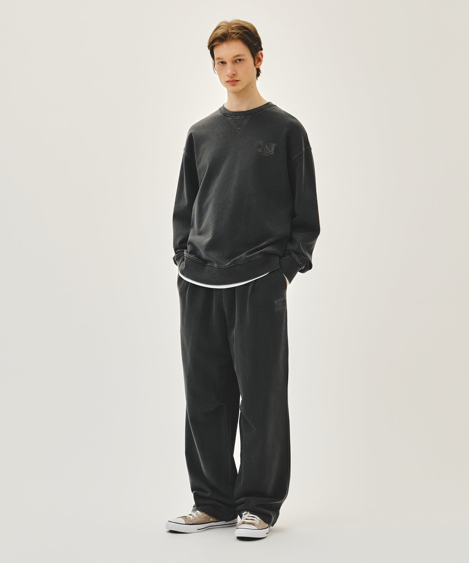 Marithe & Francois Girbaud - Outline Classic Logo Dyeing Tuck Wide Sweat Pants (Charcoal) product image 4 | TRAB K-Fashion Australia