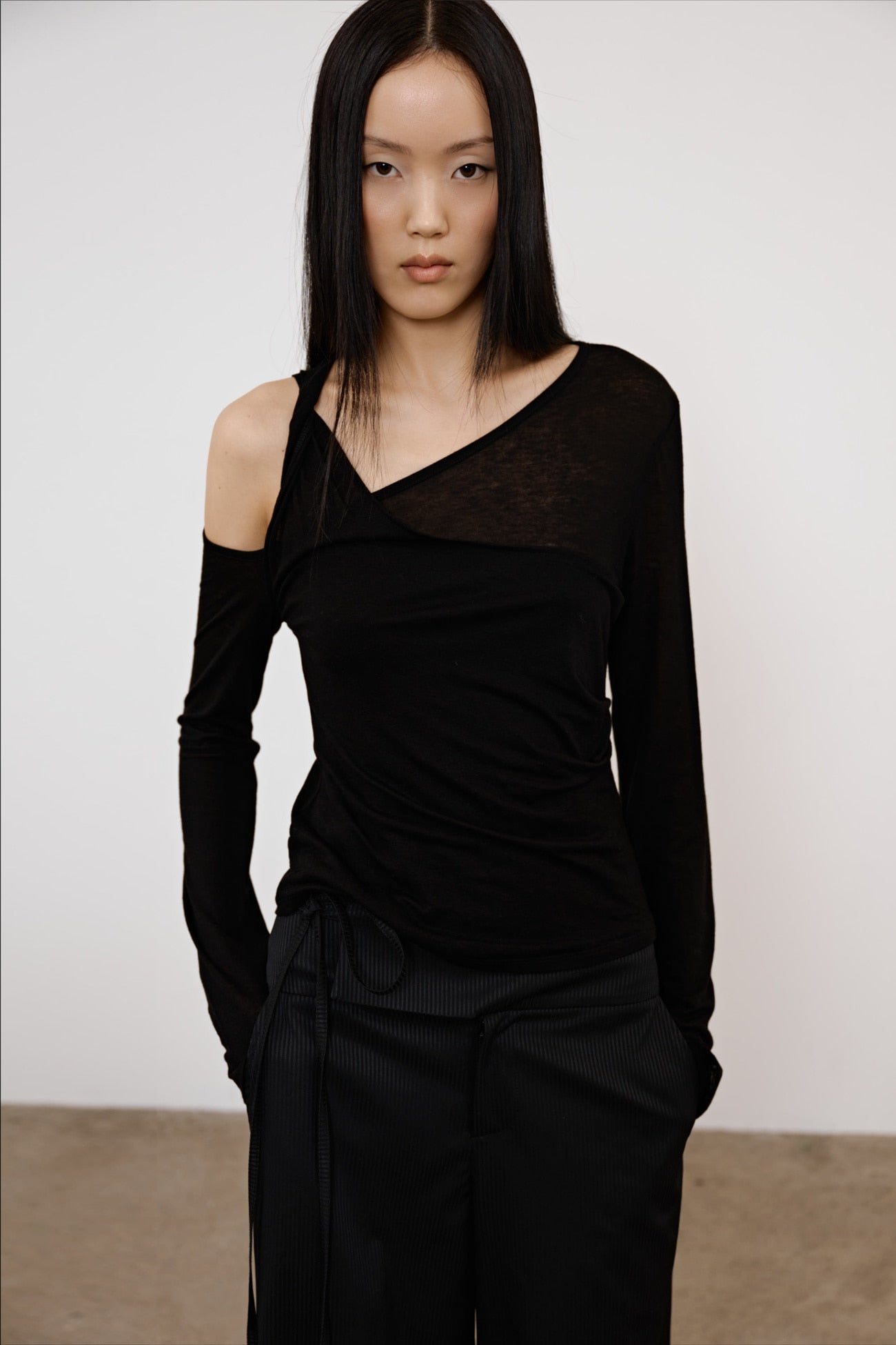 Deinet - One Shoulder Draped Asymmetric Top (Black) product image 8 | TRAB K-Fashion Australia