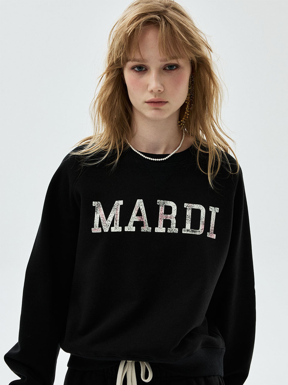 Mardi Mercredi - Cropped Sweatshirt Raglan Mardi Serif Logo (Black Ivory) product image 1 | TRAB K-Fashion Australia