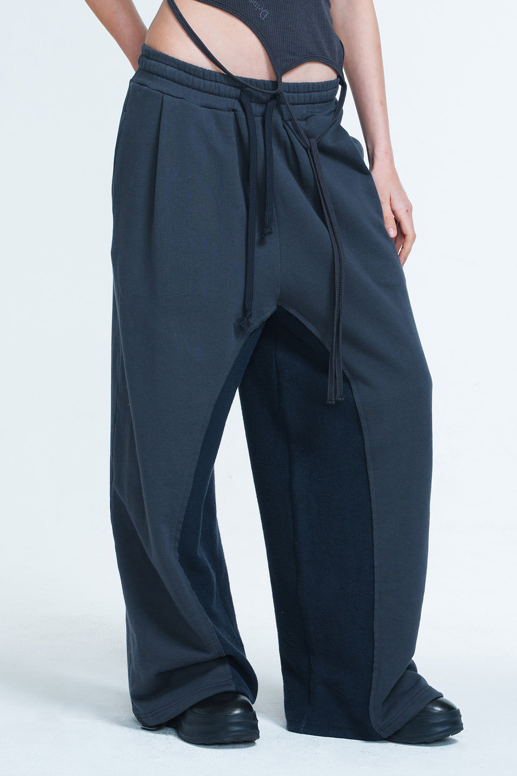 Deinet - Reverse Cut Sweatpants (Charcoal) product image 7 | TRAB K-Fashion Australia