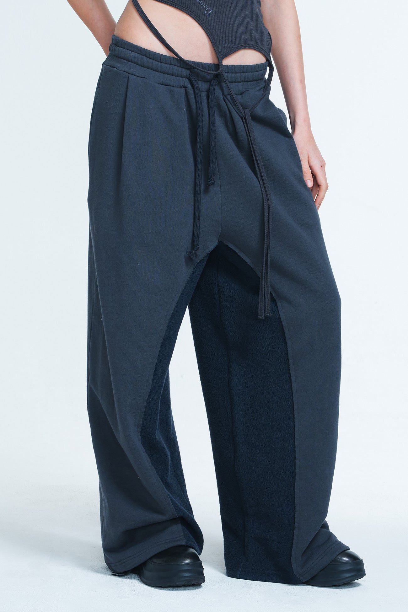 Deinet - Reverse Cut Sweatpants (Charcoal) product image 7 | TRAB K-Fashion Australia