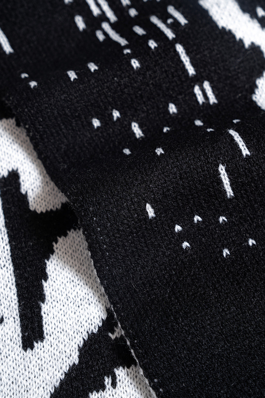 Matin Kim - Contrast Logo Jacquard Muffler (Black) product image 4 | TRAB K-Fashion Australia