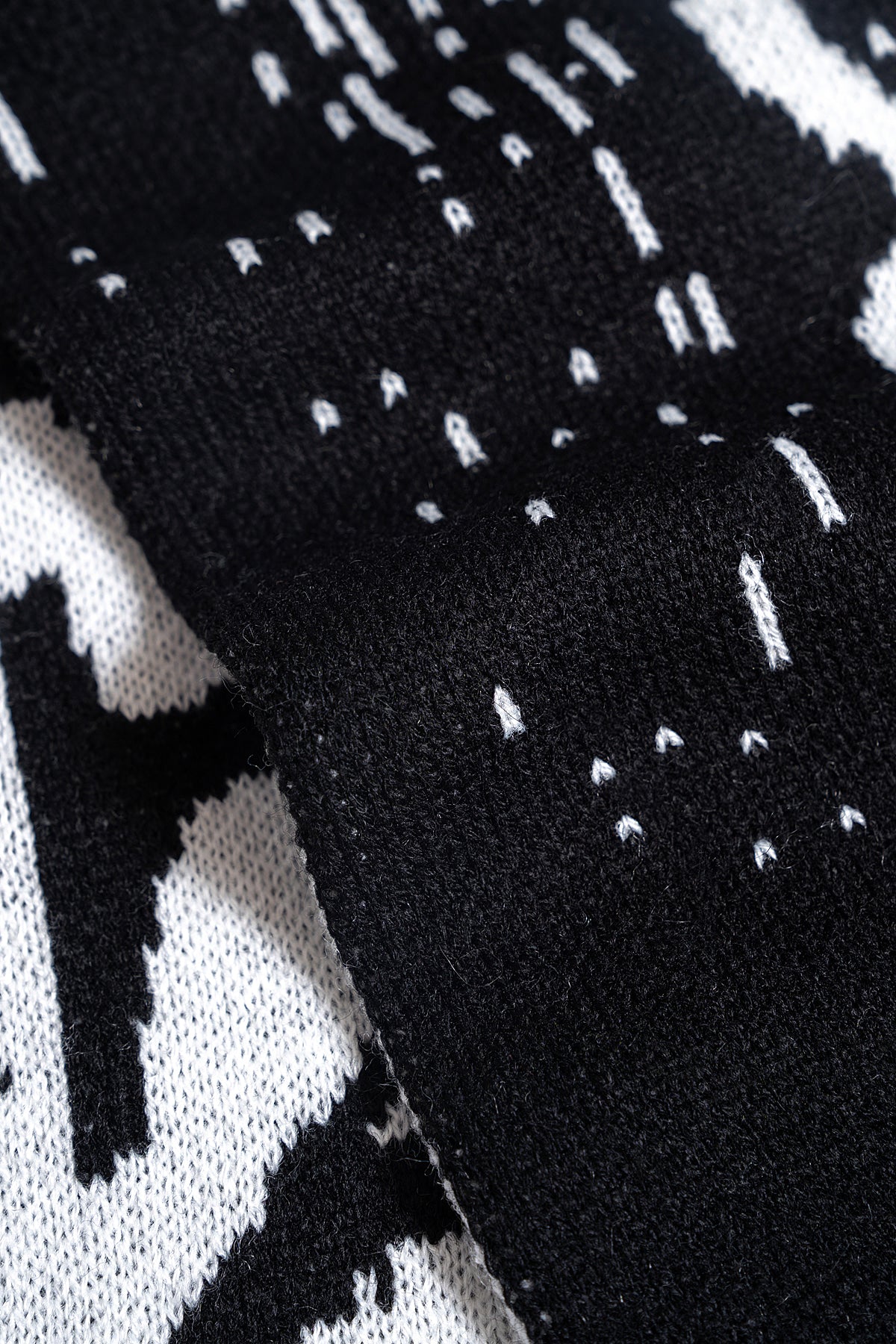 Matin Kim - Contrast Logo Jacquard Muffler (Black) product image 4 | TRAB K-Fashion Australia