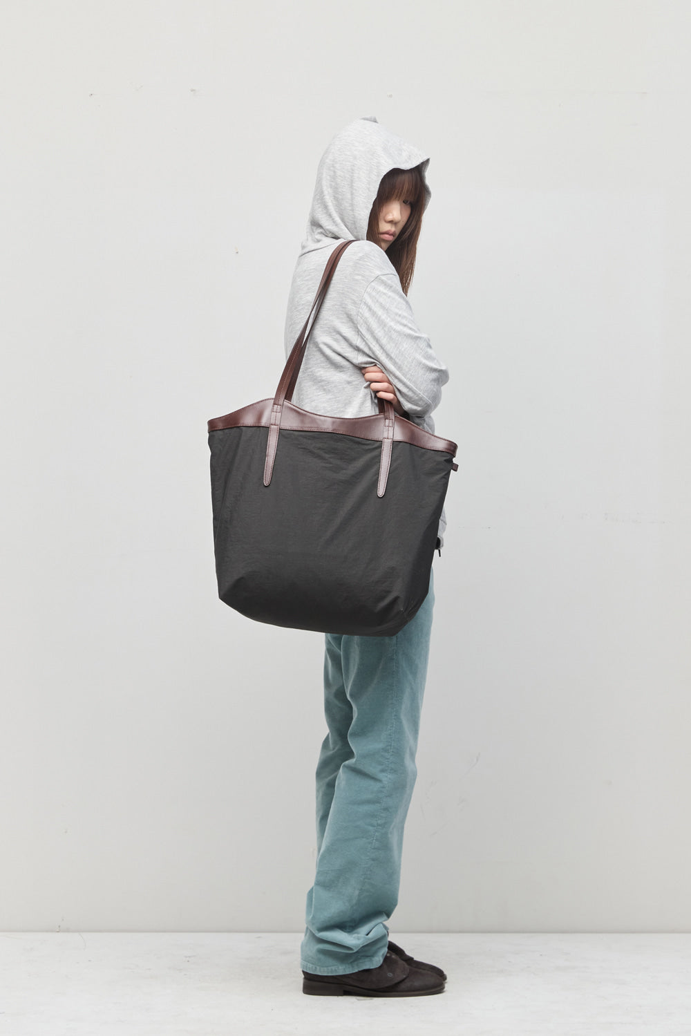 Hatchingroom - Arrow Tote Pig (Dyed Charcoal) product image 16 | TRAB K-Fashion Australia