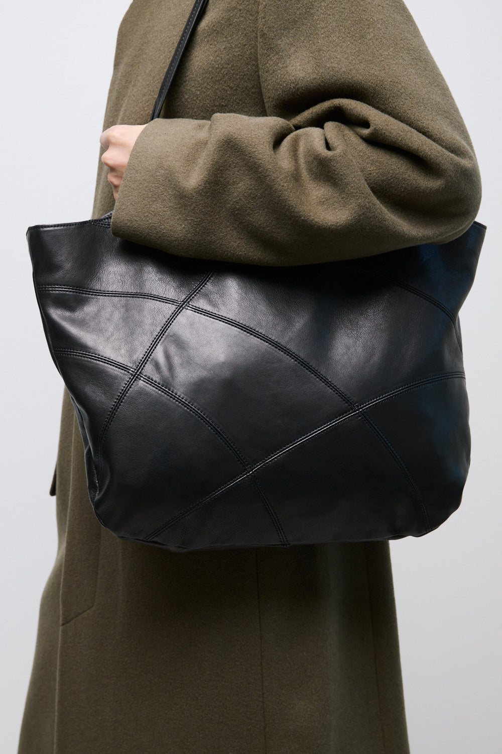 Hatchingroom - Web Tote Lamb Skin (Black) product image 10 | TRAB K-Fashion Australia