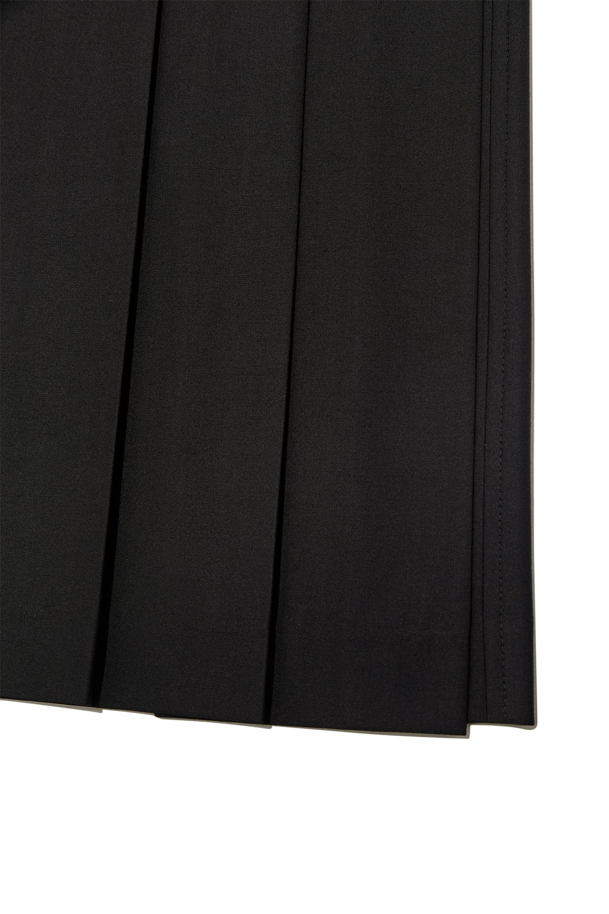Matin Kim - Bermuda Pleats Skirt Pants (Black) product image 5 | TRAB K-Fashion Australia