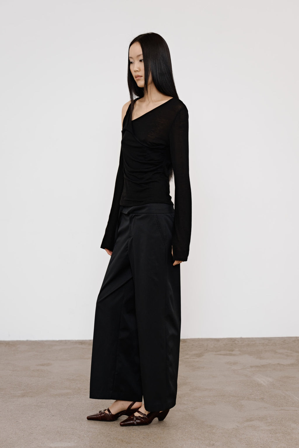 Deinet - One Shoulder Draped Asymmetric Top (Black) product image 5 | TRAB K-Fashion Australia