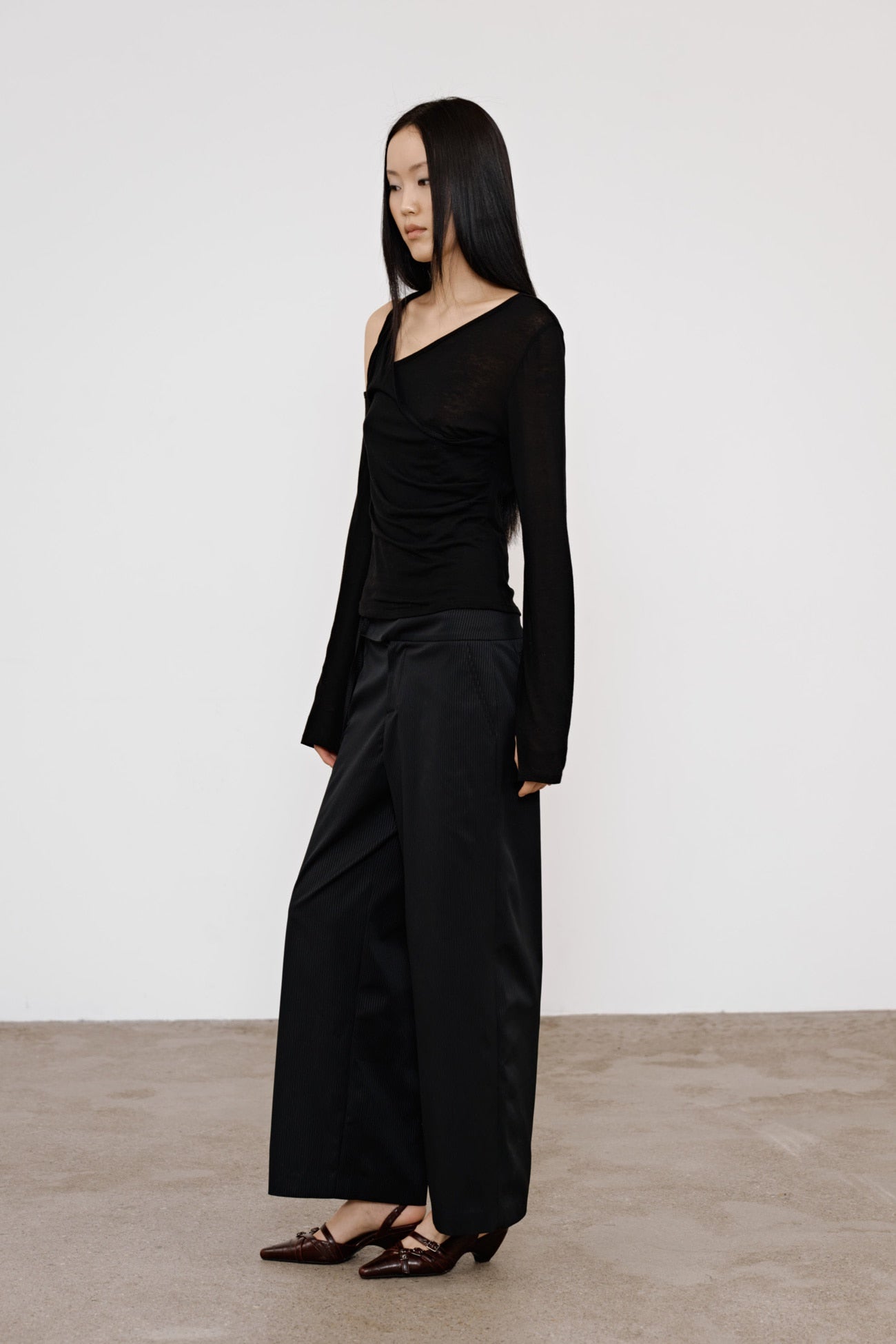 Deinet - One Shoulder Draped Asymmetric Top (Black) product image 5 | TRAB K-Fashion Australia