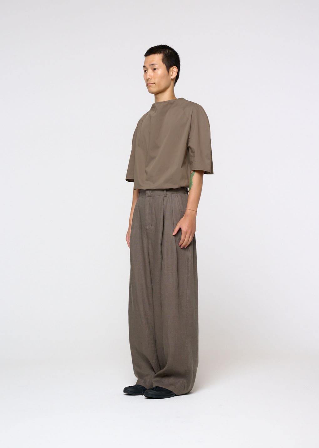 Amomento - Linen Two Tuck Wide Pants (Khaki) product image 3 | TRAB K-Fashion Australia