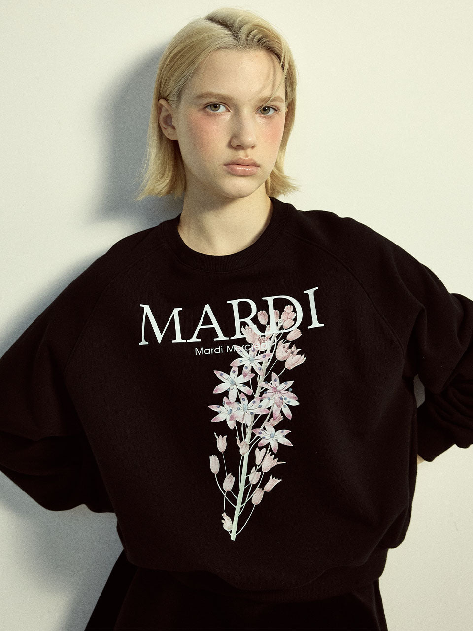 Mardi Mercredi - Sweatshirt Raglan Lilies 01 (Black) product image 1 | TRAB K-Fashion Australia
