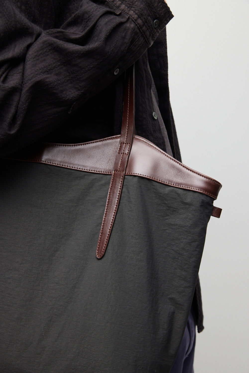 Hatchingroom - Arrow Tote Pig (Dyed Charcoal) product image 14 | TRAB K-Fashion Australia