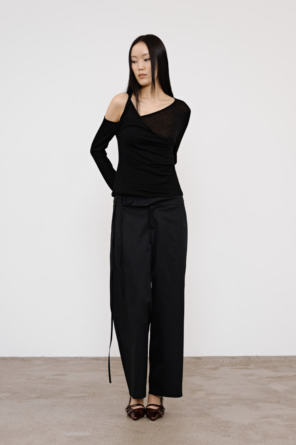 Deinet - One Shoulder Draped Asymmetric Top (Black) product image 4 | TRAB K-Fashion Australia