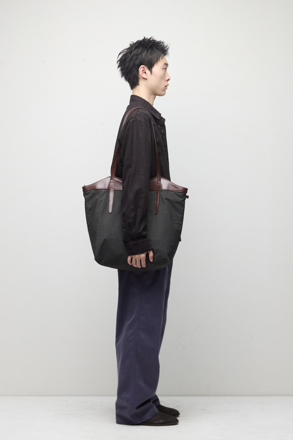 Hatchingroom - Arrow Tote Pig (Dyed Charcoal) product image 8 | TRAB K-Fashion Australia