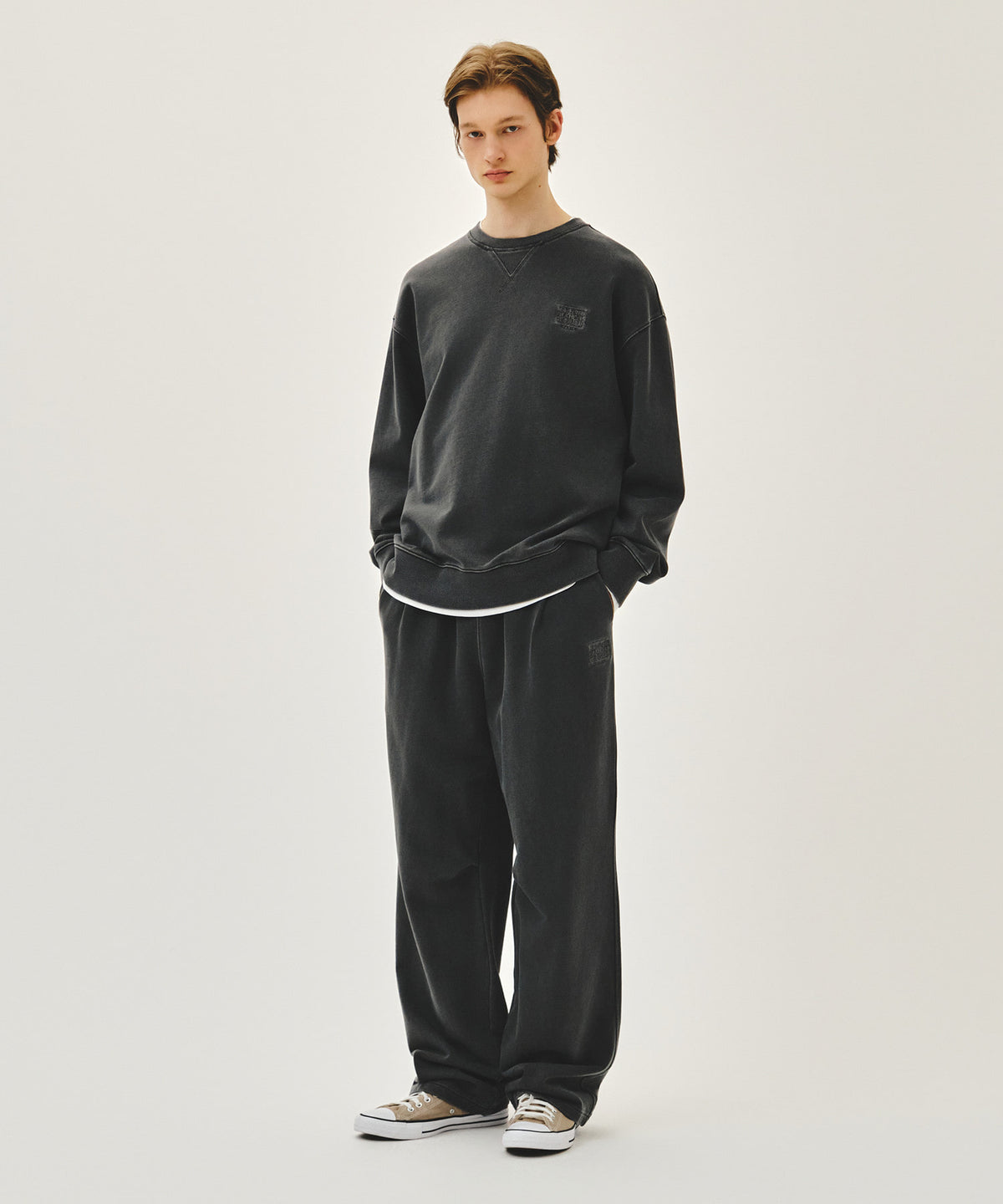 Marithe & Francois Girbaud - Outline Classic Logo Dyeing Tuck Wide Sweat Pants (Charcoal) product image 4 | TRAB K-Fashion Australia