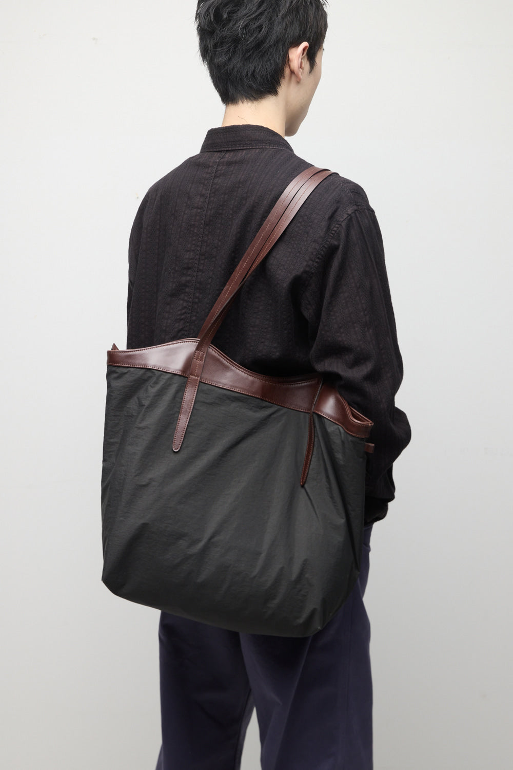 Hatchingroom - Arrow Tote Pig (Dyed Charcoal) product image 10 | TRAB K-Fashion Australia