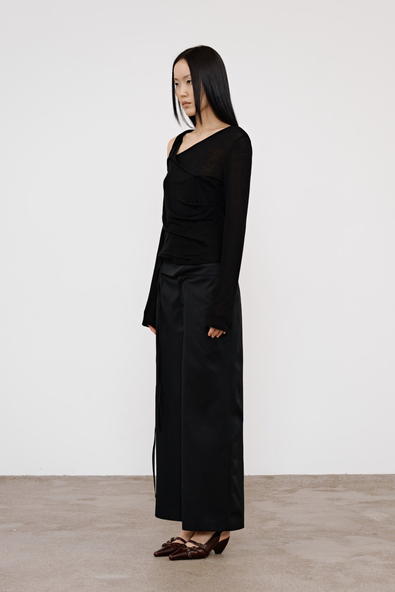 Deinet - One Shoulder Draped Asymmetric Top (Black) product image 2 | TRAB K-Fashion Australia