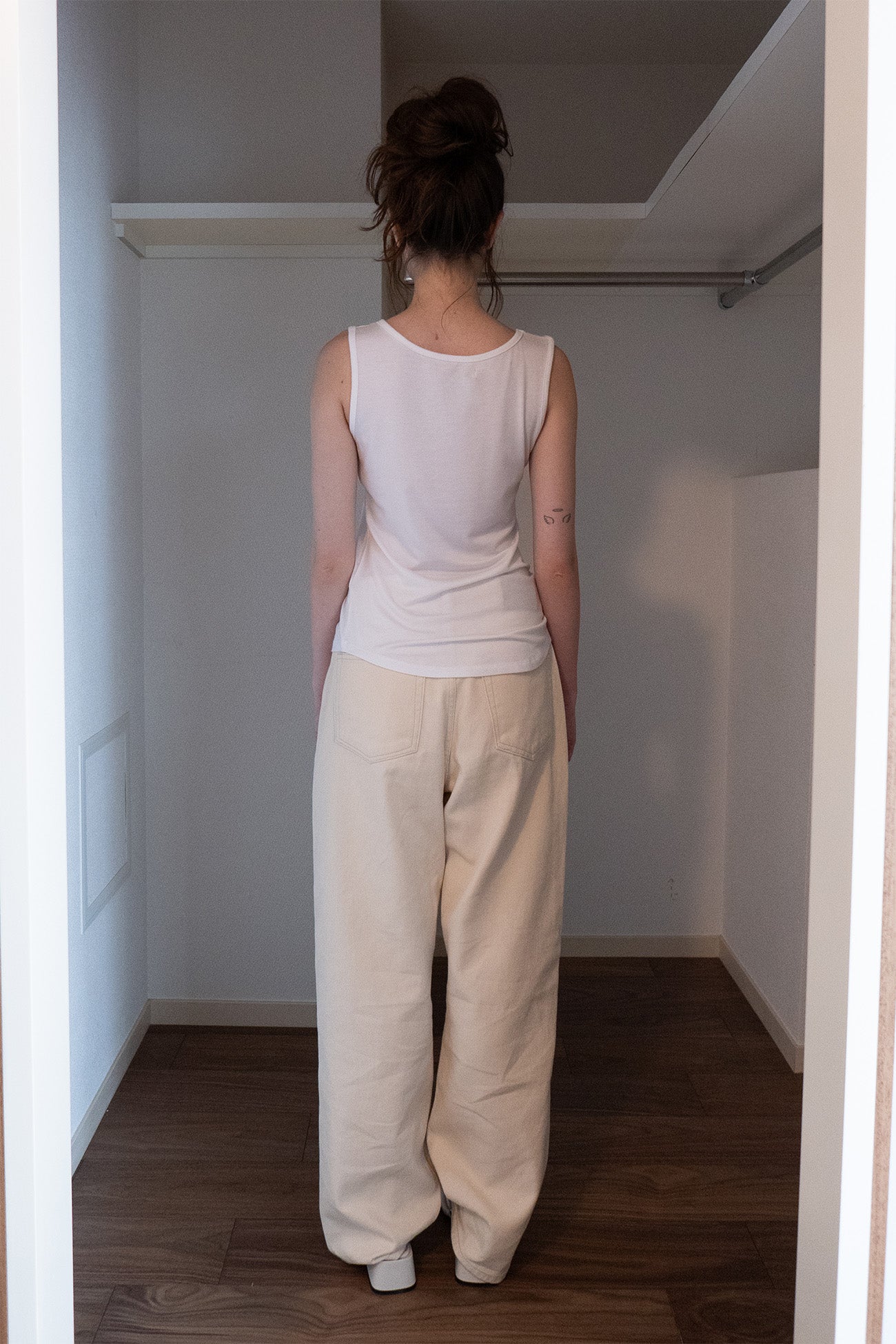Deinet - V-Neck Lettering Sleeveless (White) product image 3 | TRAB K-Fashion Australia