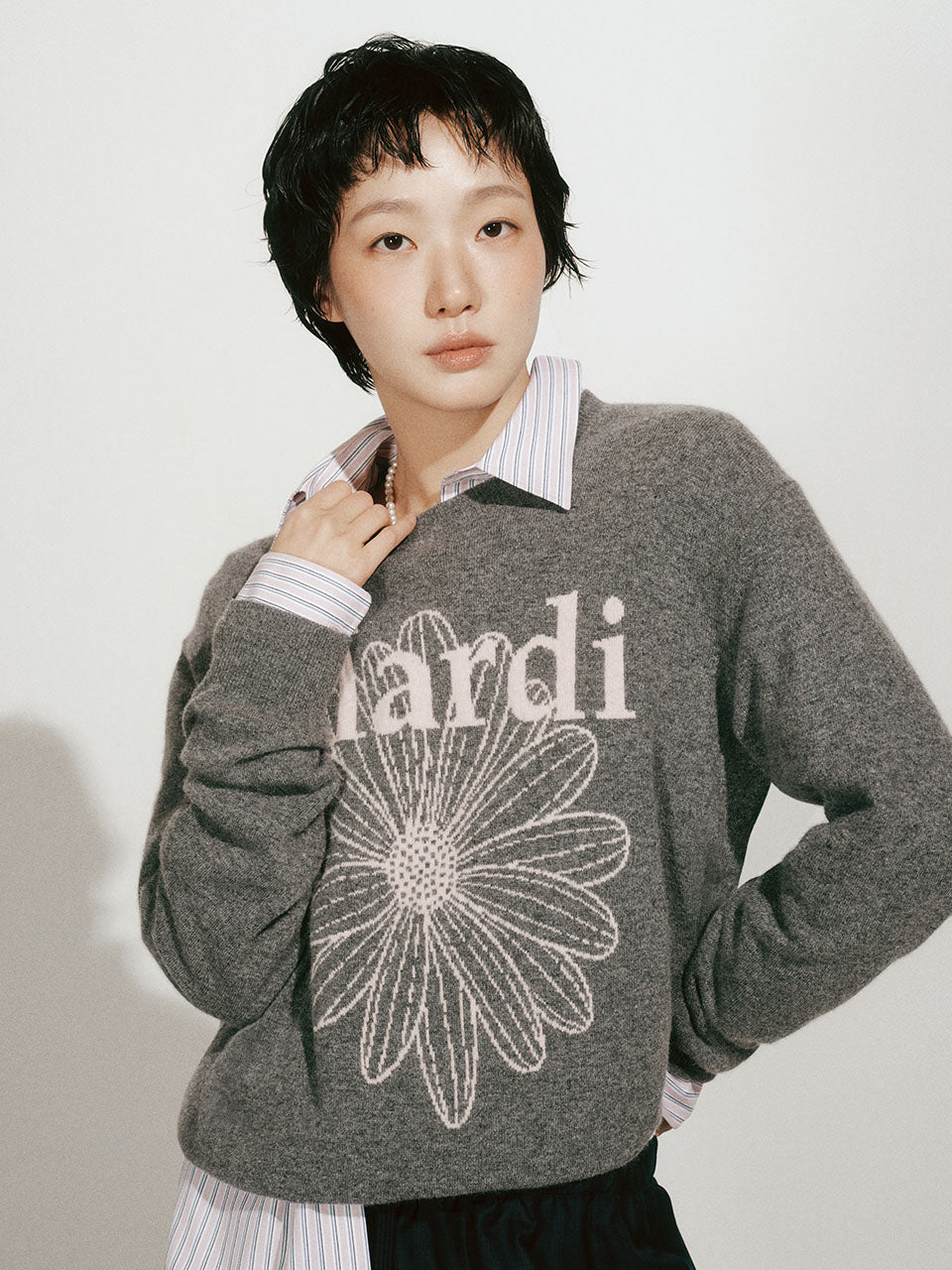 Mardi Mercredi - Cashmere Crew Neck Flowermardi (Deepgrey Pink) product image 1 | TRAB K-Fashion Australia