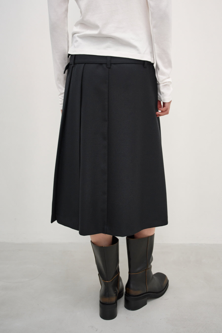 Insilence - Double-belted pleated skirt (Black) product image 4 | TRAB K-Fashion Australia
