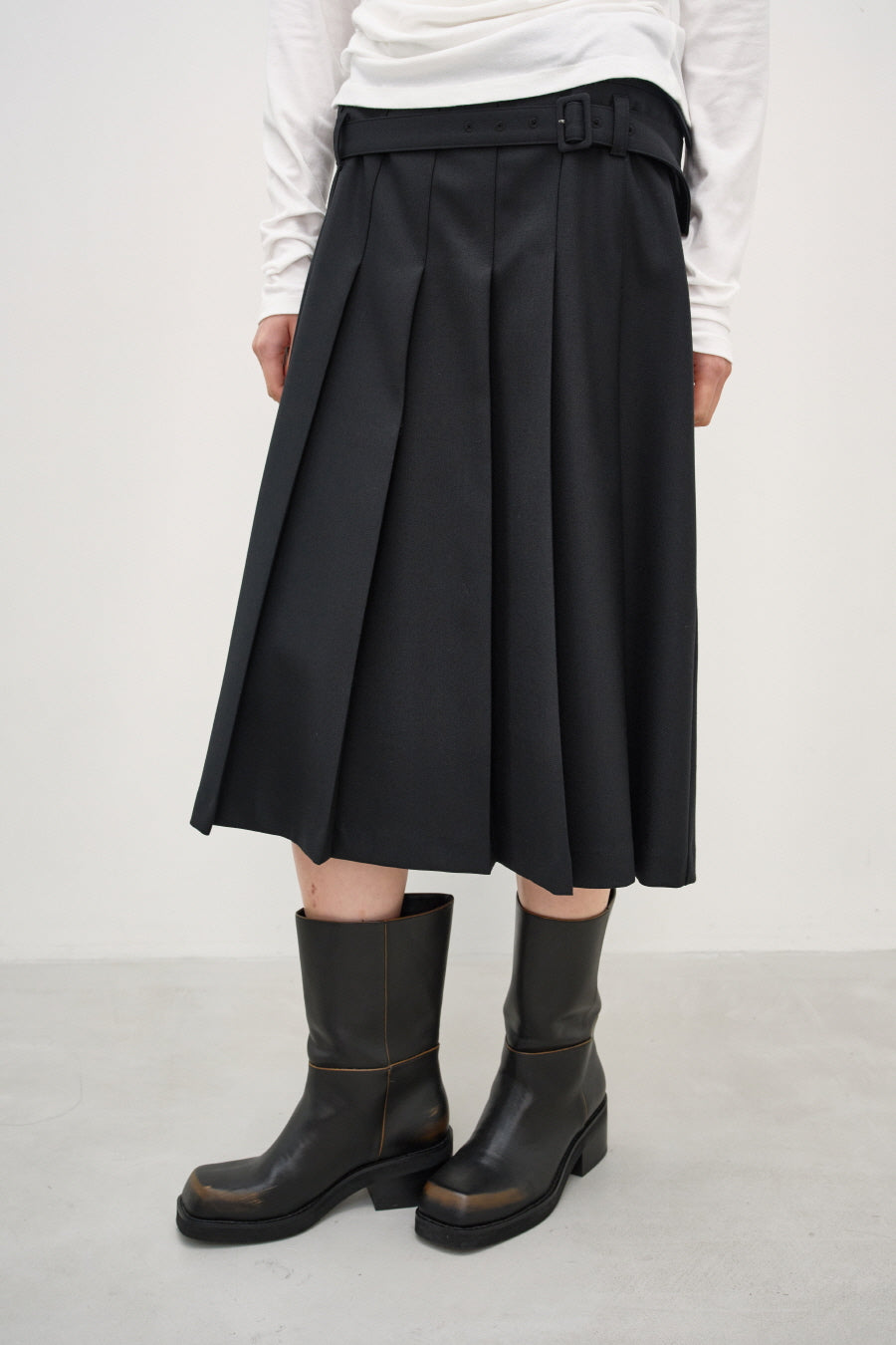Insilence - Double-belted pleated skirt (Black) product image 3 | TRAB K-Fashion Australia