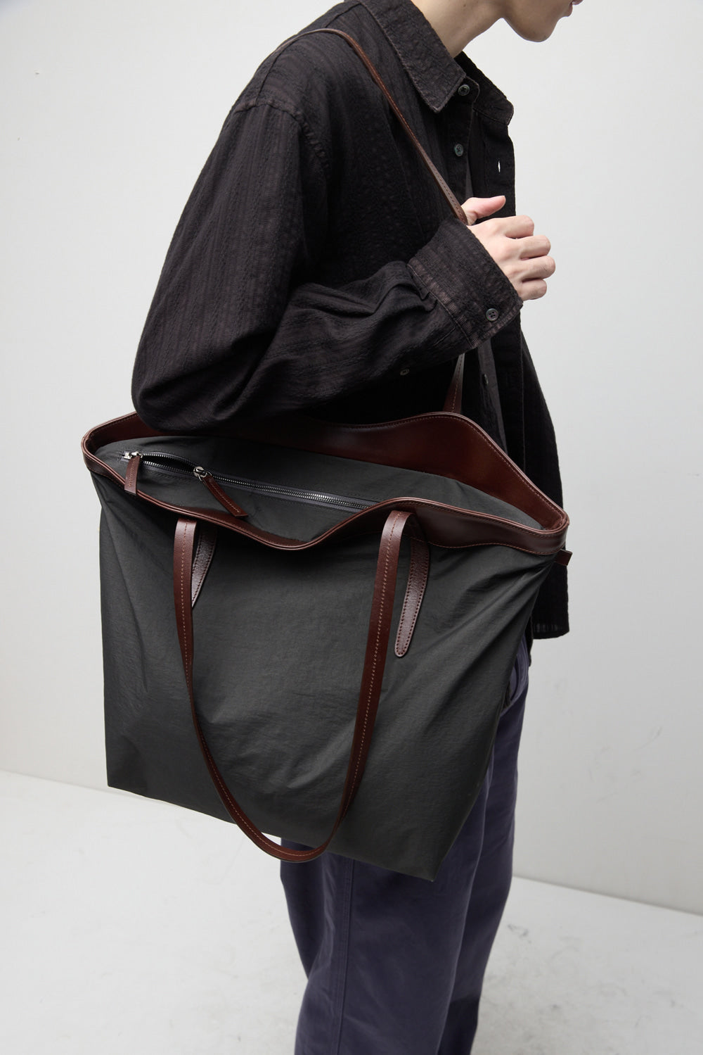 Hatchingroom - Arrow Tote Pig (Dyed Charcoal) product image 12 | TRAB K-Fashion Australia