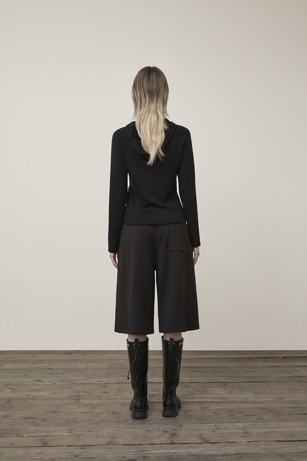 Matin Kim - Back Pocket Glitter Bermuda Sweatpants (Black) product image 8 | TRAB K-Fashion Australia