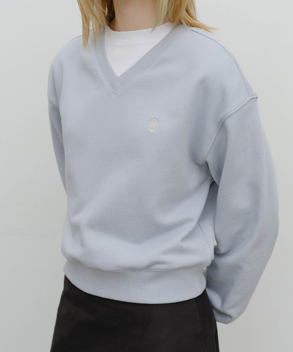 Marithe & Francois Girbaud - Circle Logo V Neck Crop Sweatshirt (Light Gray) product image 4 | TRAB K-Fashion Australia
