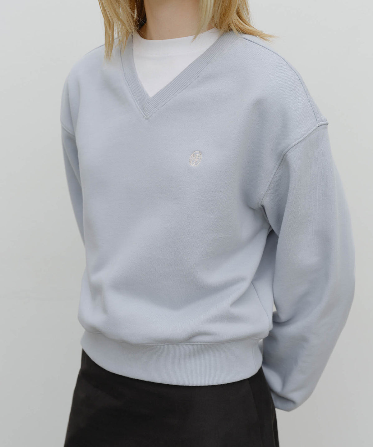 Marithe & Francois Girbaud - Circle Logo V Neck Crop Sweatshirt (Light Gray) product image 4 | TRAB K-Fashion Australia
