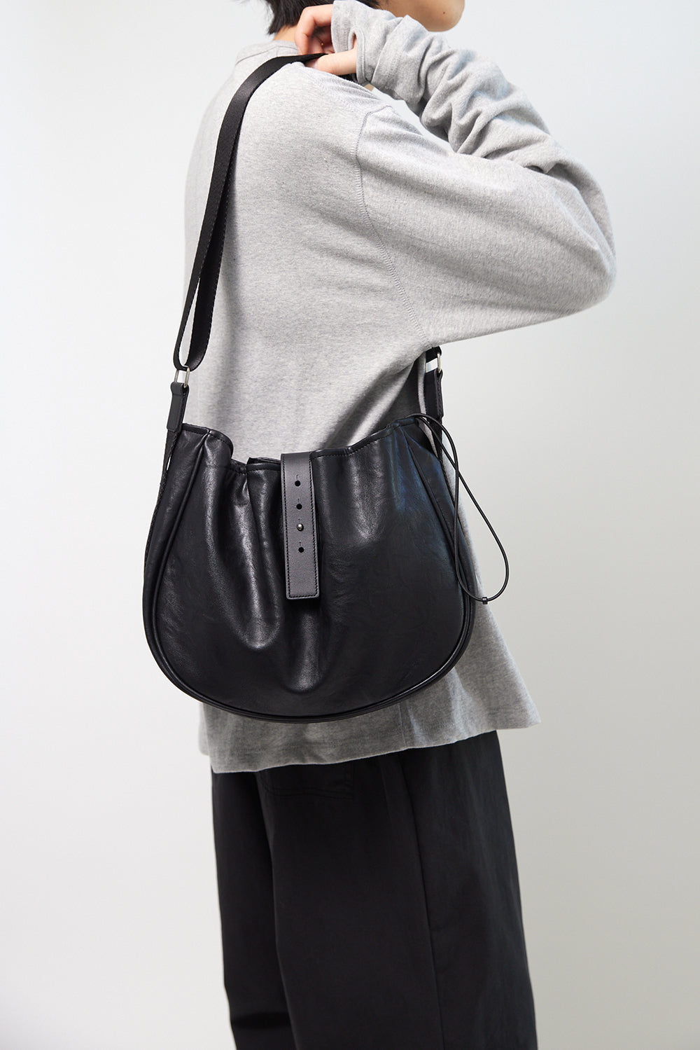 Hatchingroom - Wavy Bag Middle Faux Leather (Black) product image 10 | TRAB K-Fashion Australia