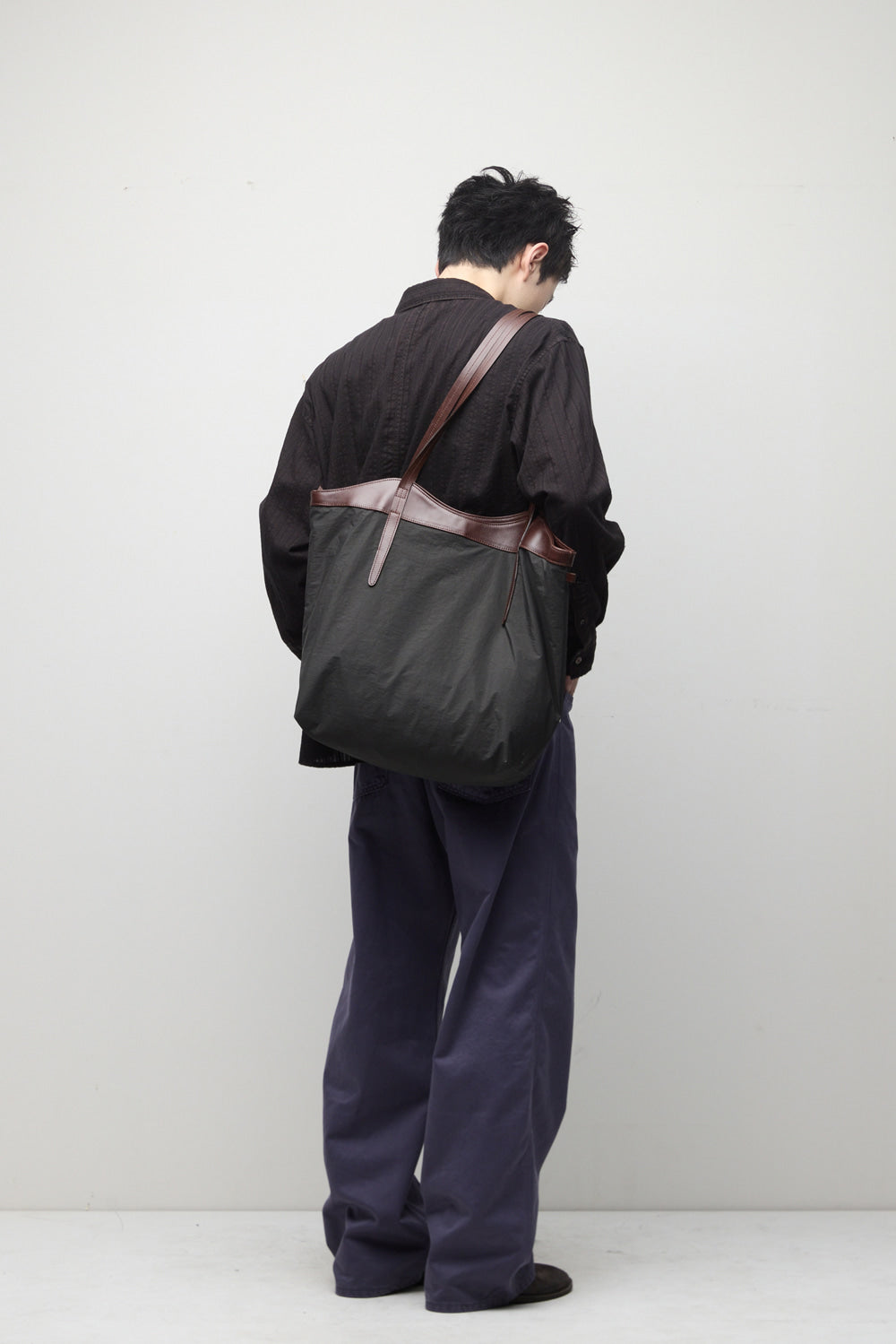 Hatchingroom - Arrow Tote Pig (Dyed Charcoal) product image 9 | TRAB K-Fashion Australia