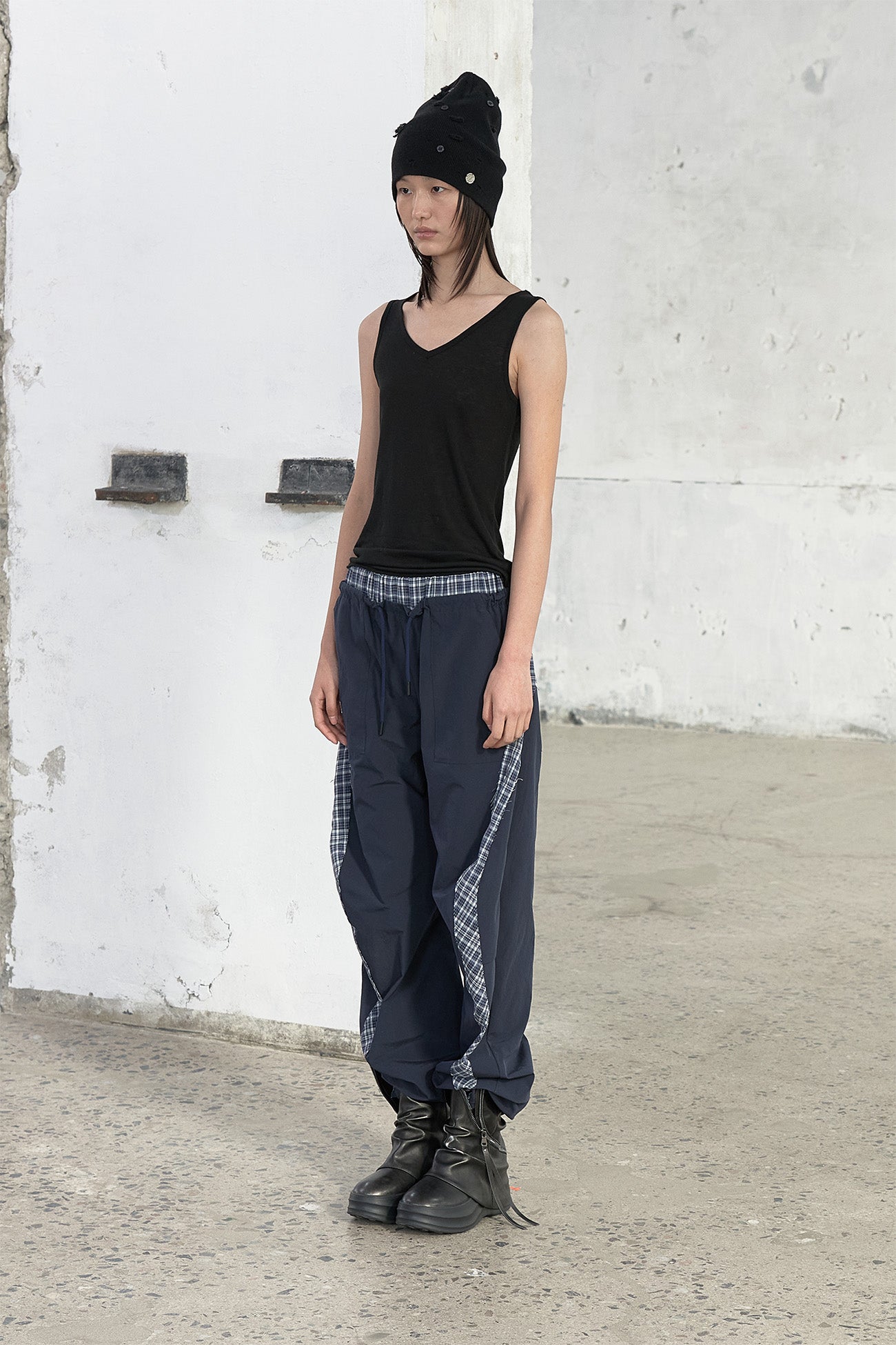 Deinet - Ist Kultur Sleeveless (Black) product image 2 | TRAB K-Fashion Australia