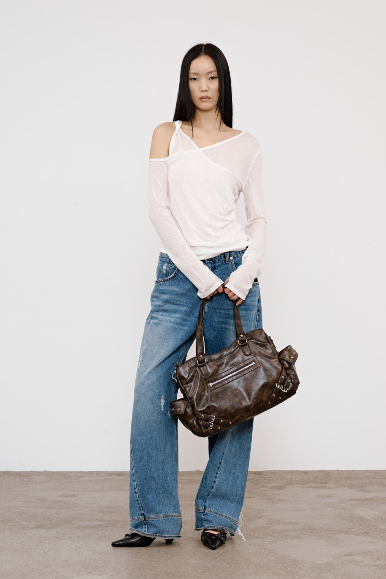 Deinet - One Shoulder Draped Asymmetric Top (White) product image 4 | TRAB K-Fashion Australia