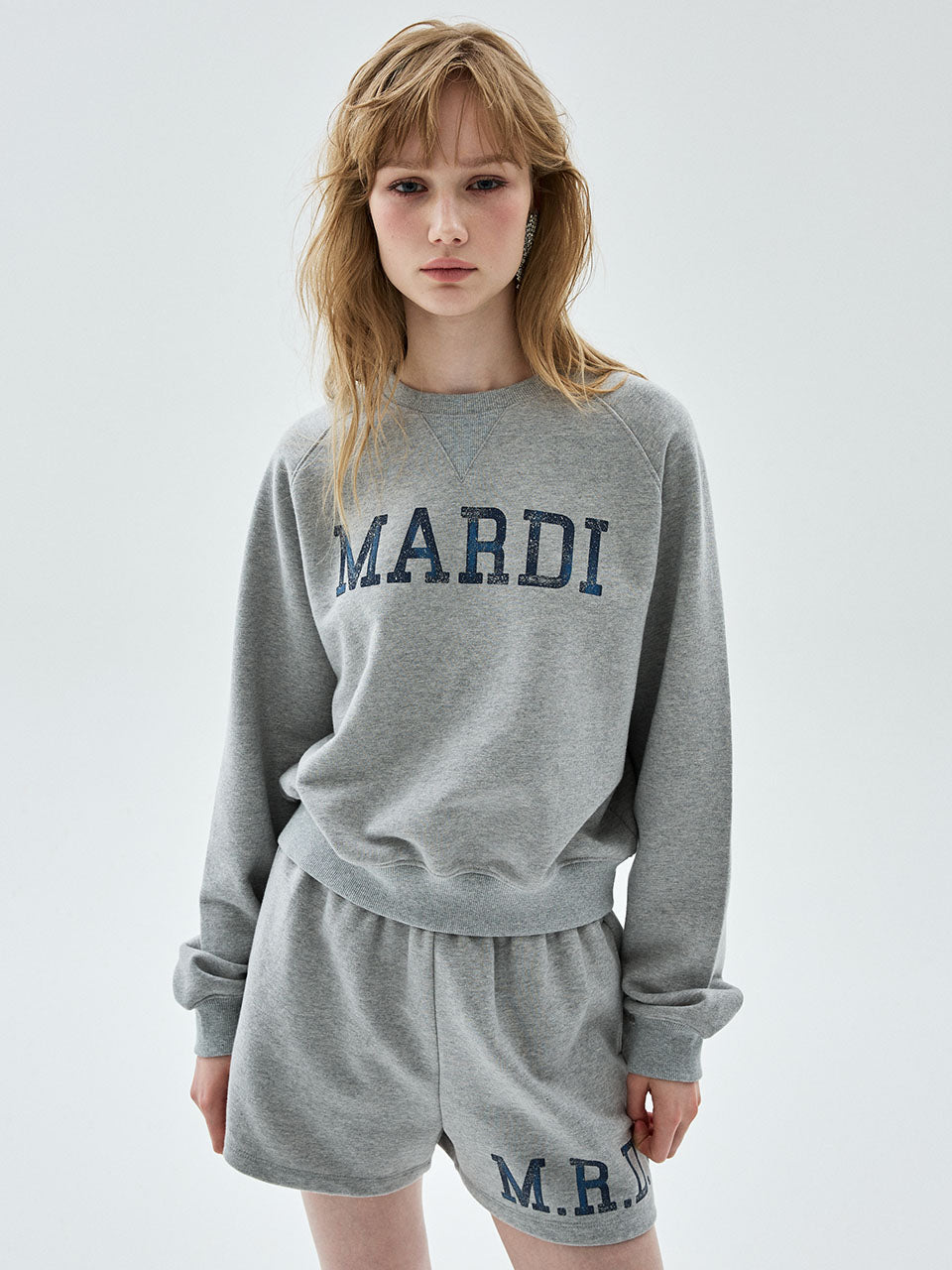 Mardi Mercredi - Cropped Sweatshirt Raglan Mardi Serif Logo (Grey Navy) product image 1 | TRAB K-Fashion Australia