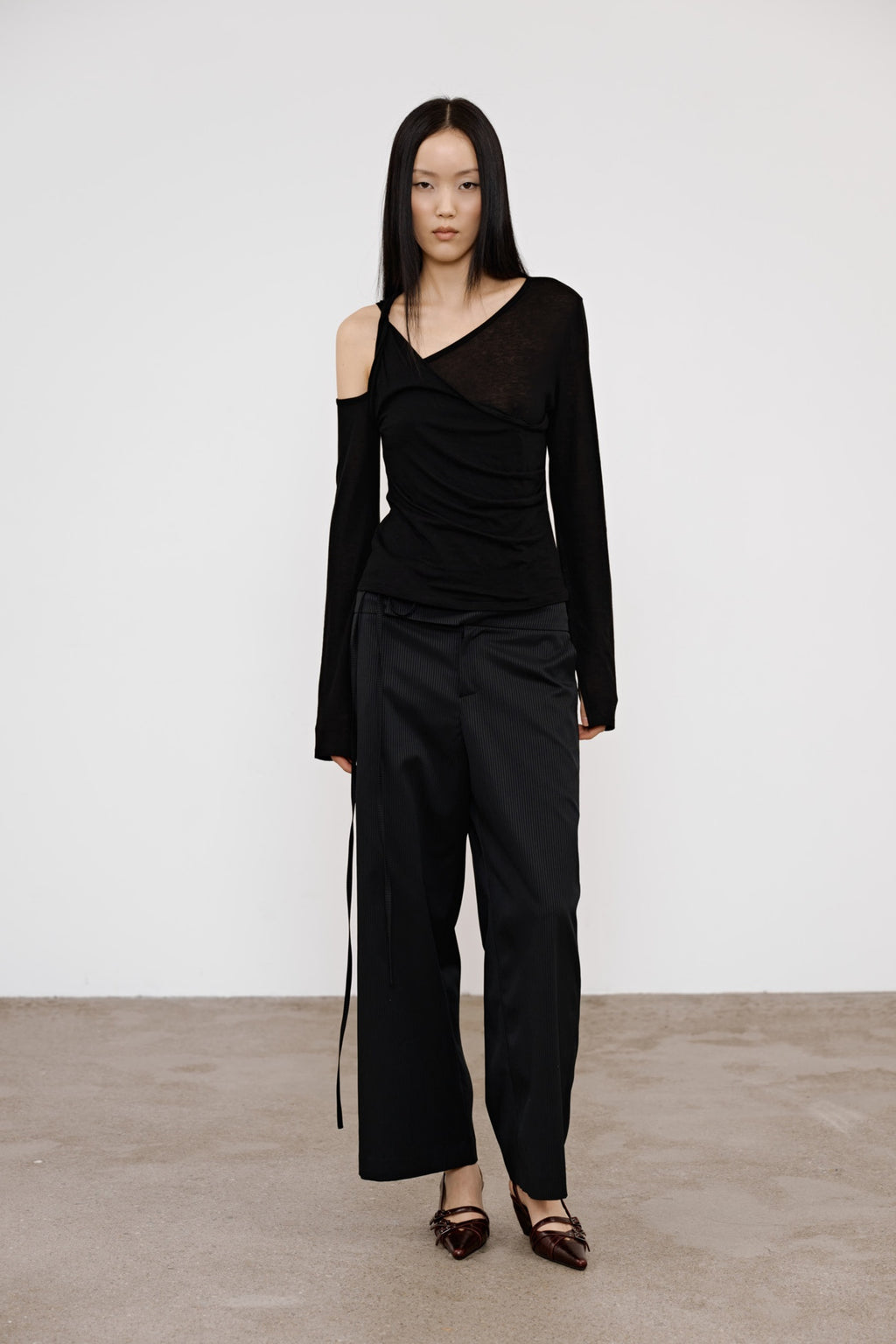 Deinet - One Shoulder Draped Asymmetric Top (Black) product image 6 | TRAB K-Fashion Australia