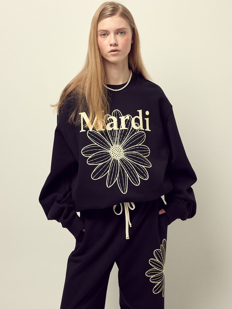 Mardi Mercredi - Oversized Sweatshirt Flowermardi (Black Cream) product image 1 | TRAB K-Fashion Australia