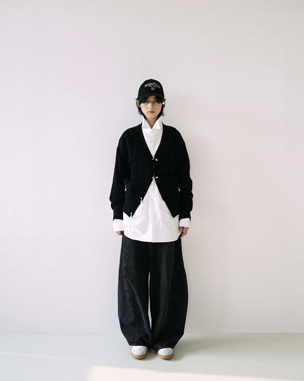Kimhe Kim - Balloon Fit Jeans (Black) product image 2 | TRAB K-Fashion Australia