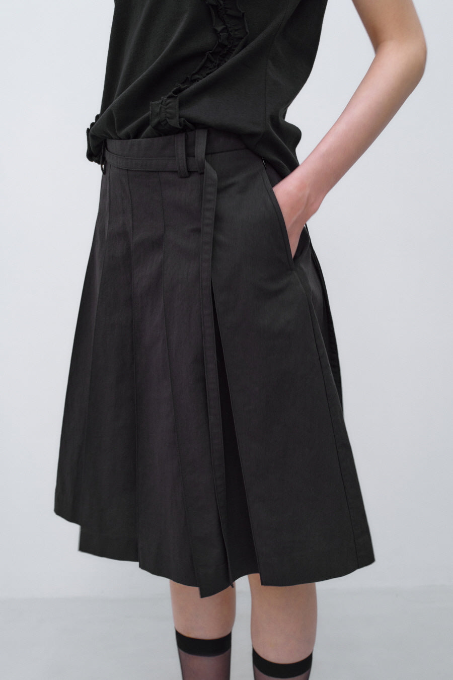 Insilence - Low Cotton Pleated Skirt (Black) product image 3 | TRAB K-Fashion Australia
