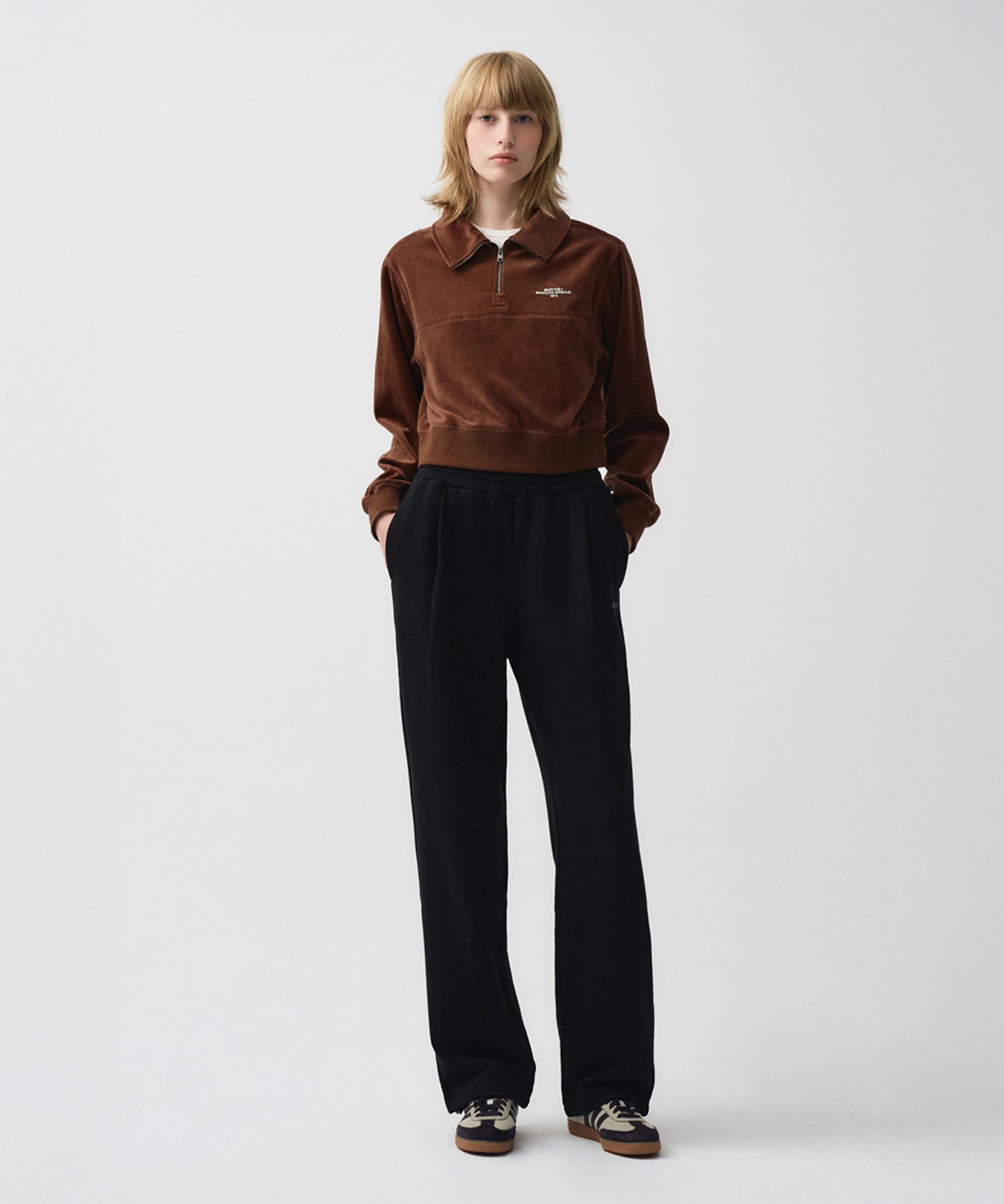 Marithe & Francois Girbaud - Regular Logo One Tuck Wide Sweatpants (Black) product image 4 | TRAB K-Fashion Australia