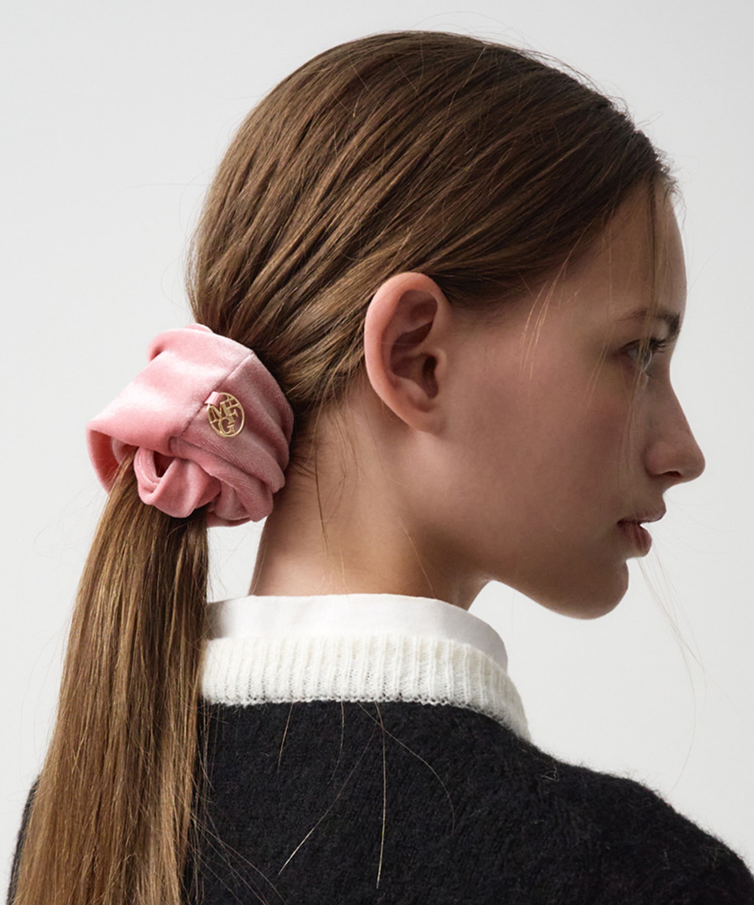 Marithe & Francois Girbaud - Circle Logo Velvet Scrunchie (Pink) product image 4 | TRAB K-Fashion Australia