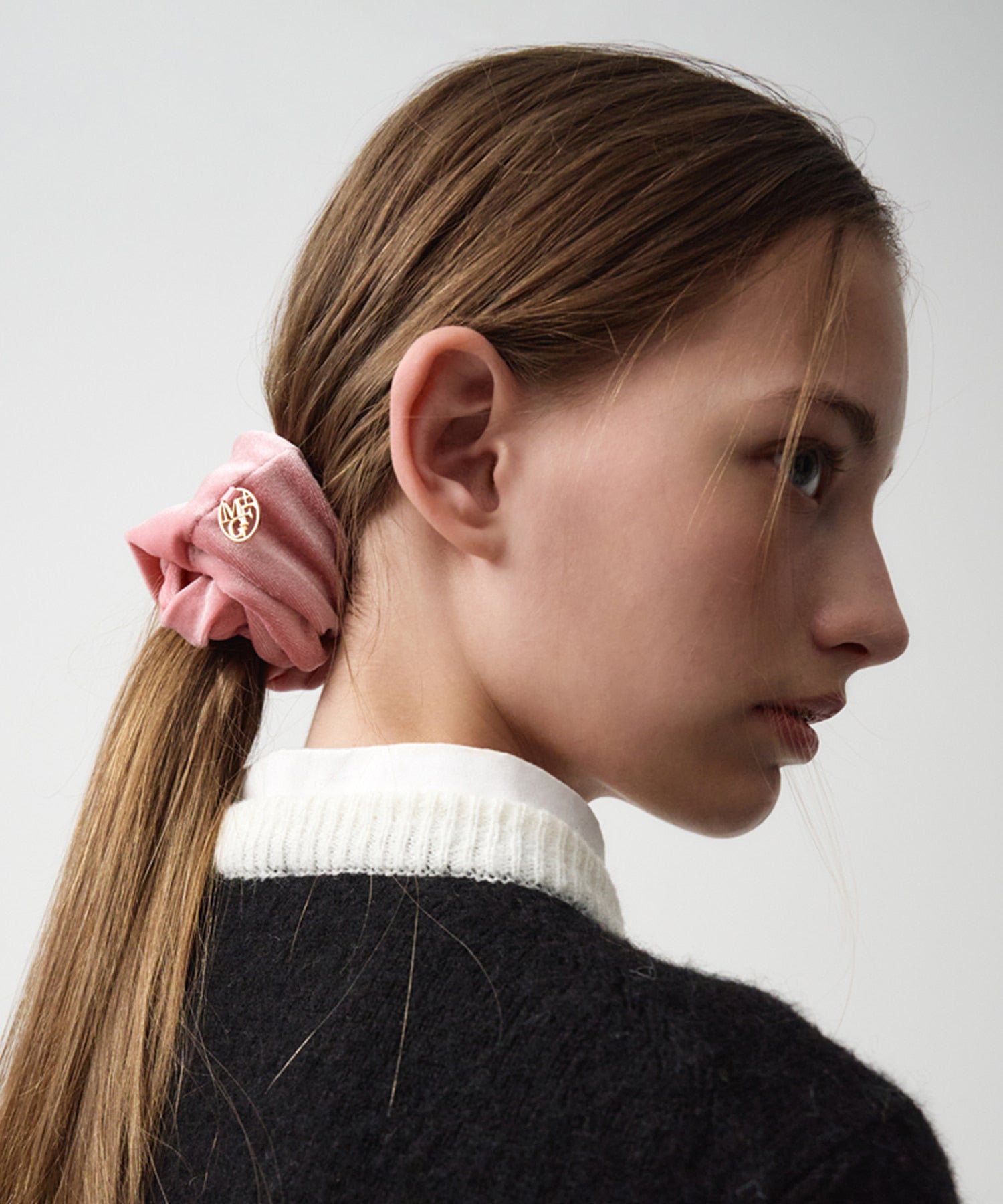 Marithe & Francois Girbaud - Circle Logo Velvet Scrunchie (Pink) product image 5 | TRAB K-Fashion Australia