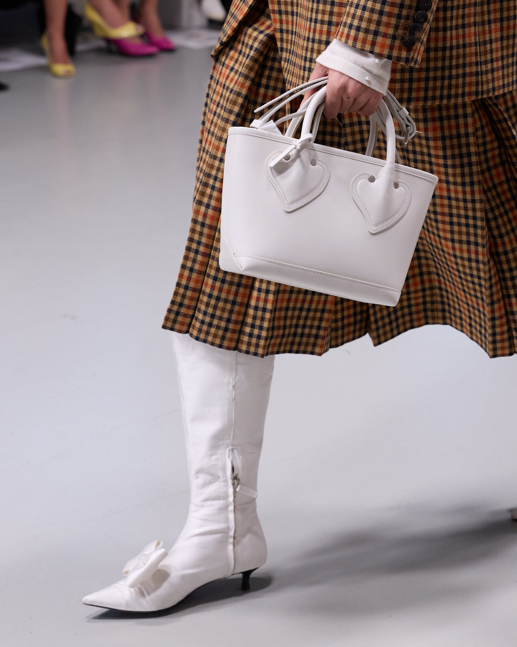 Kimhe Kim - L'amour Bucket Bag (White) product image 2 | TRAB K-Fashion Australia