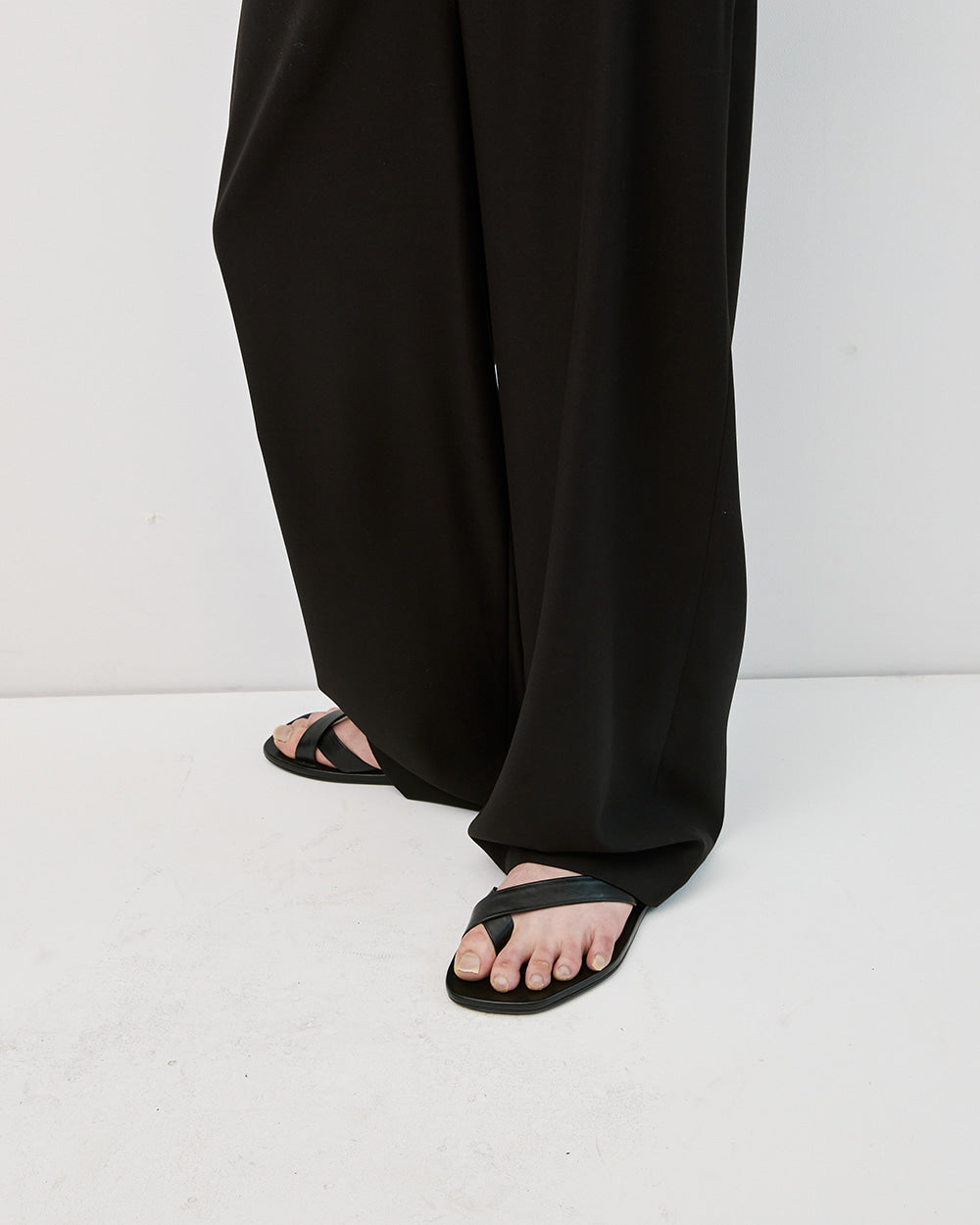 Hatchingroom - 05 Leather Flip Flops (Black) product image 13 | TRAB K-Fashion Australia