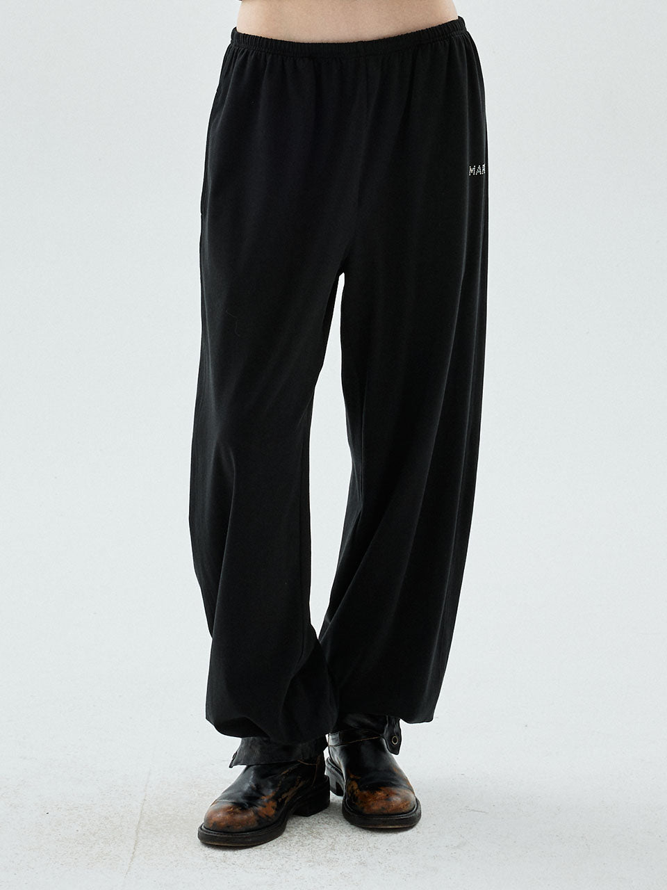 Mardi Mercredi - Jogger Pants Mardi Logo Hotfix (Black) product image 1 | TRAB K-Fashion Australia