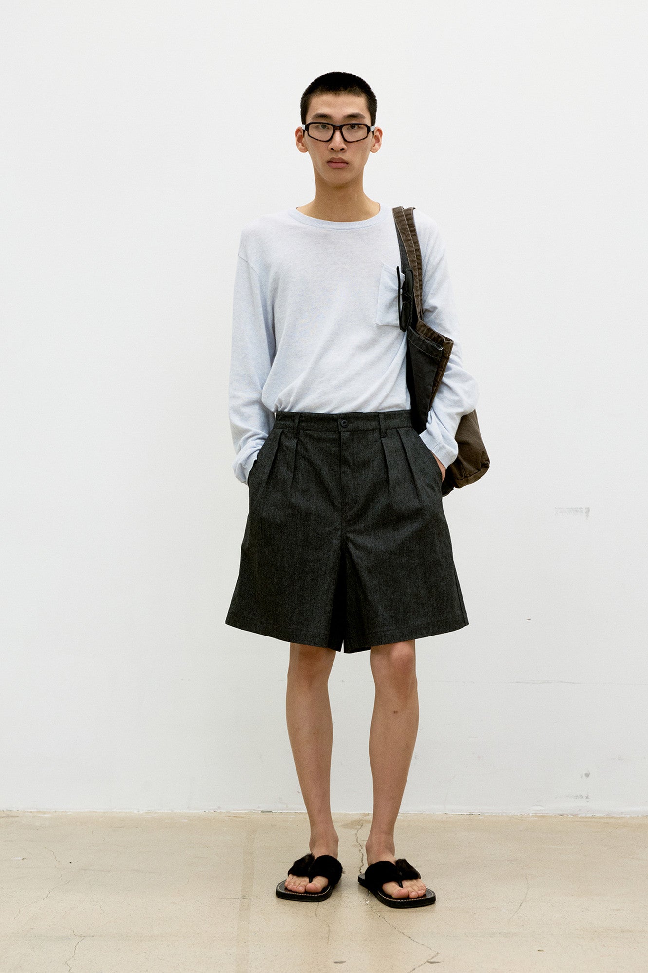 Coor - Two Tuck Linen Short Pants (Charcoal) product image 2 | TRAB K-Fashion Australia