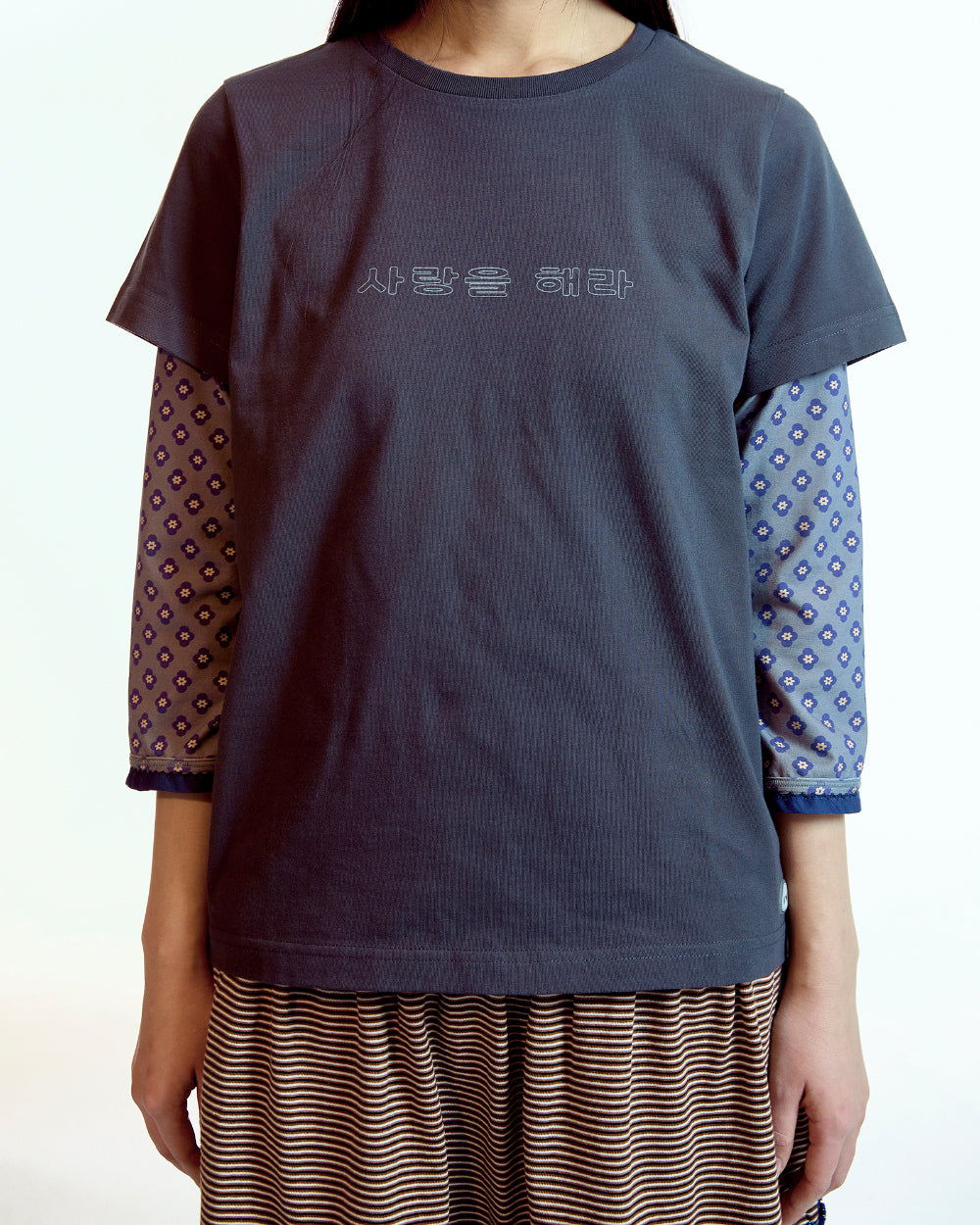 Coyseio - 사랑을 해라 T-Shirt (Charcoal) product image 8 | TRAB K-Fashion Australia