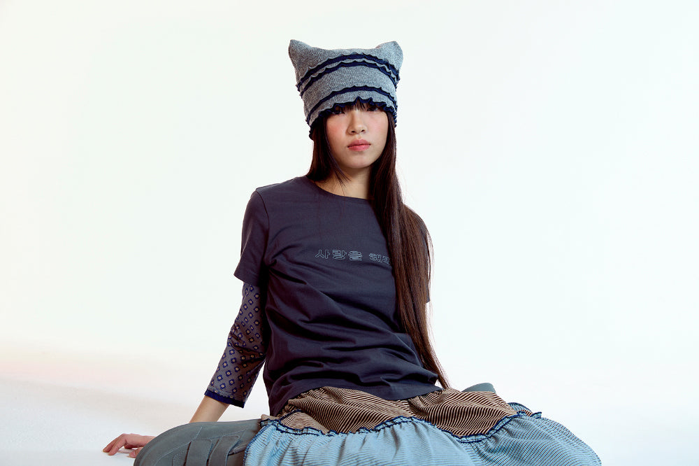 Coyseio - 사랑을 해라 T-Shirt (Charcoal) product image 6 | TRAB K-Fashion Australia