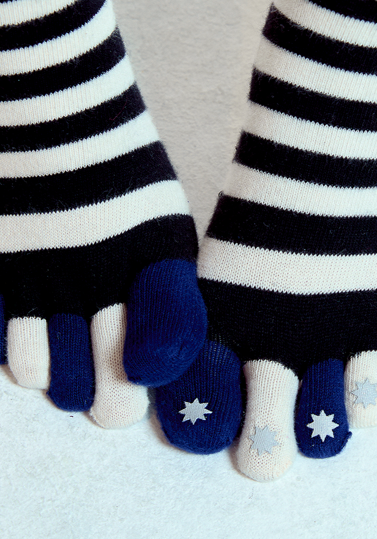 Coyseio - Stripe Five-Toe Socks (Black) product image 2 | TRAB K-Fashion Australia